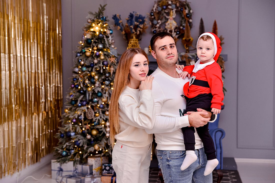 Семейная новогодняя фотосессия с малышом в костюме Санты