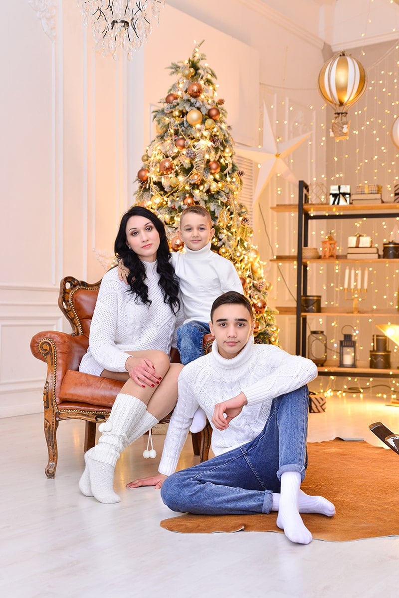 Мама и сын на новогодней фотосессии в светлом зале