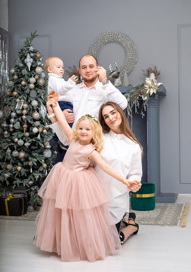 Семья с двумя детьми на новогодней фотосессии в студии