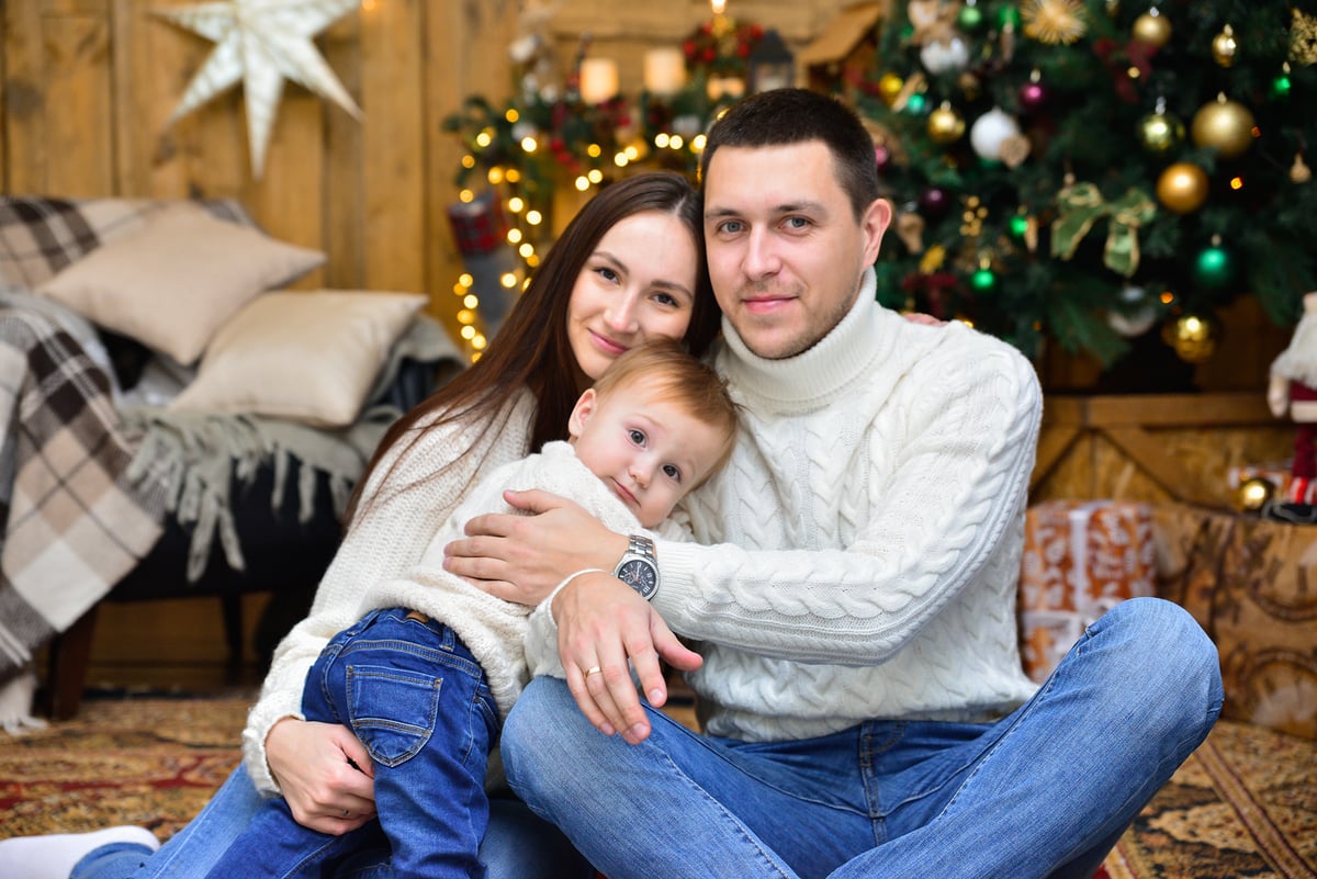 Семейная новогодняя фотосессия в студии в Ростове-на-Дону: мама, папа и малыш у ёлки